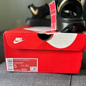 NEW Nike Vista Sandals